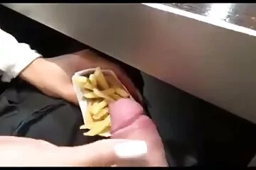 رجل محظوظ سكسى عربي لطيف يمارس الجنس مع مجموعة من الفتيات الجميلات