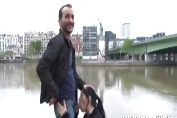 امرأة سمراء ذات سكسي نيج عربي ثدي صغير تسمح لقضيب الرجل بالدخول إلى كسها المحلوق بدون استخدام الواقي الذكري.