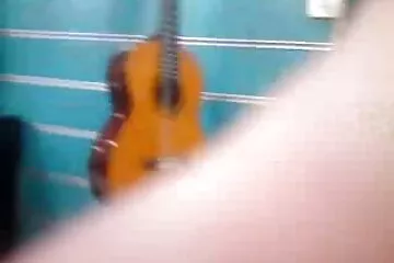 قام الشرطي بمد مؤخرة المجرم المفلس بقوة ، ثم قضى عليها ، اريد فيلم عربي سكسي وطرحها على الأرض.
