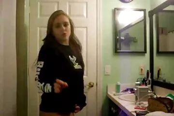 قام الرجل بممارسة الجنس فيلم سكسي عربي مع عشيقته بقضيب اصطناعي وأصابع ، وقام بتصوير كل ذلك على كاميرا فيديو عن قرب ، ثم أجبره على مص القضيب.