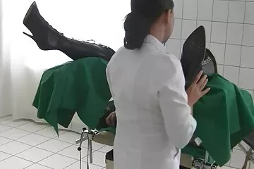 الراعية المتحمسة تقفز على القضيب بسرعة ، لكنها تحصل على هزة الجماع بالفعل افلام سكسي مترجم عربي في وضع السرطان.