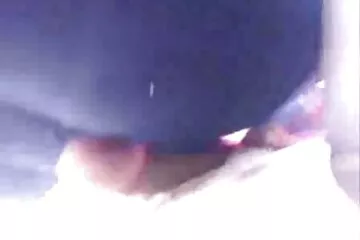 وضع سائق سكسي عربي مترجم تاكسي شيب الشعر شابة حمراء في المقعد الخلفي.