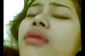 بعد أن جعل الشابة سمراء تصرخ من الضجيج أثناء ممارسة الجنس الشرجي رقص سيكسي عربي ، قام الرجل بإخراج الحيوانات المنوية في فم عشيقته.