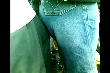 الرجل يمارس الجنس مقاطع سكسي عربي بقوة في فم امرأة سمراء طويلة الشعر