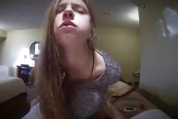 بعد أن مارس الجنس مع طالب شاب بقضيب سكسي مجاني عربي سميك ، قام رجل ناضج بإنهائها على عانتها