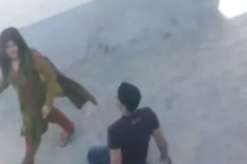 سحب الفلفل الروسي برنامج سكسي عربي جارًا مفلسًا على السطح