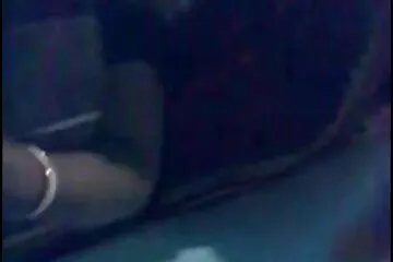 طلق شقراء روسية ناضجة رقص سيكسي عربي شابًا لممارسة الجنس بالقرب من الدرج