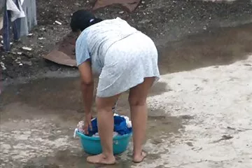 عند الاستيقاظ في الصباح من صوت مقاطع سكسي عربي جهاز محاكاة يعمل ، قام رجل بضرب زوجته الرياضية على الأرض في الغرفة.