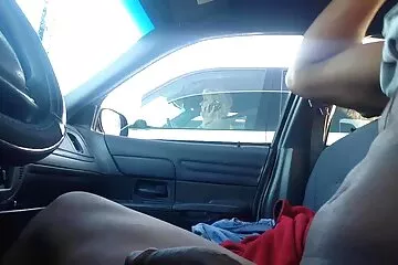 استغل مرافقة ذات شعر أشقر رجلًا أسودًا نيج سكسي عربي غنيًا في قصوره.