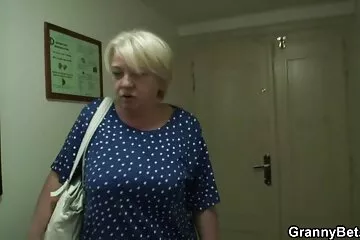 السكرتيرة ترتدي فلام سكسي مترجم عربي نظارة طبية تريح رئيسها بعد يوم شاق من العمل